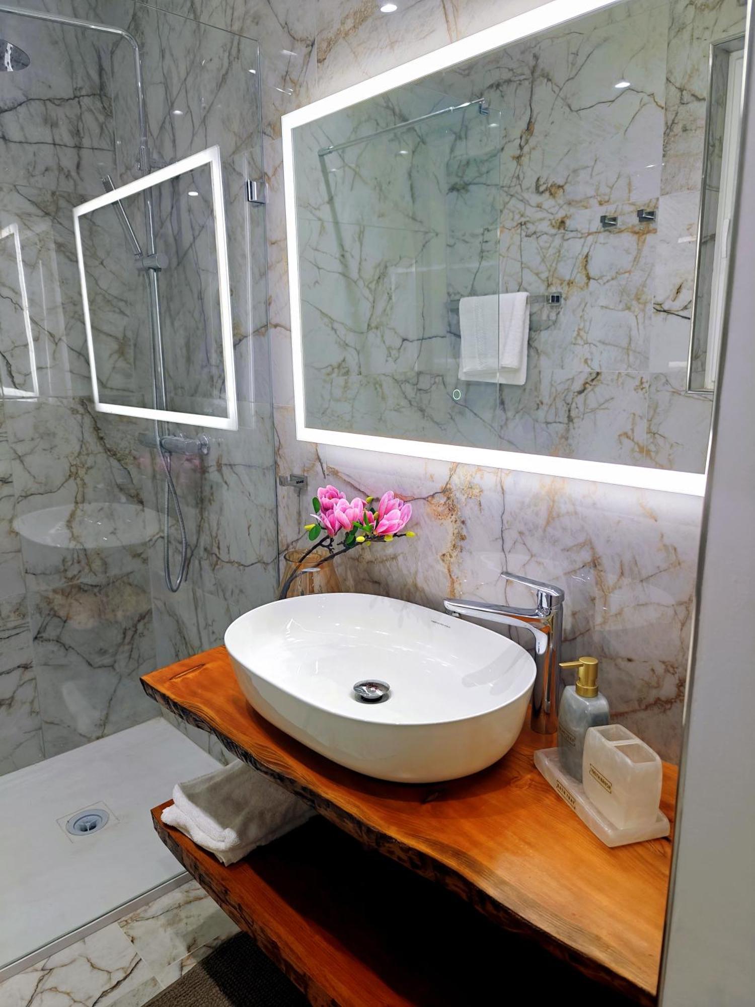 Luxury Living - Seafront Haven In - Malta Apartment *