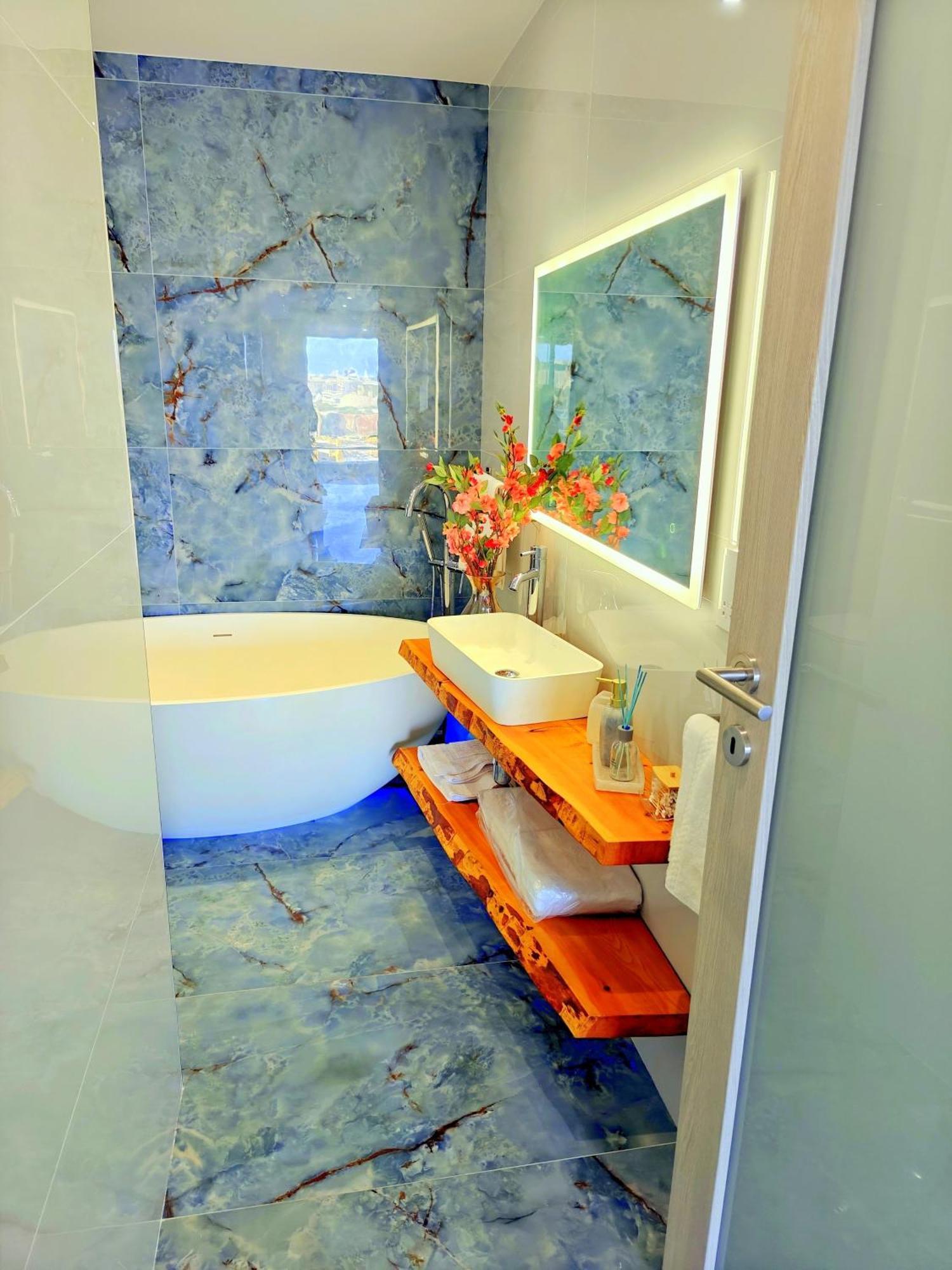 Luxury Living - Seafront Haven In - Malta Apartment