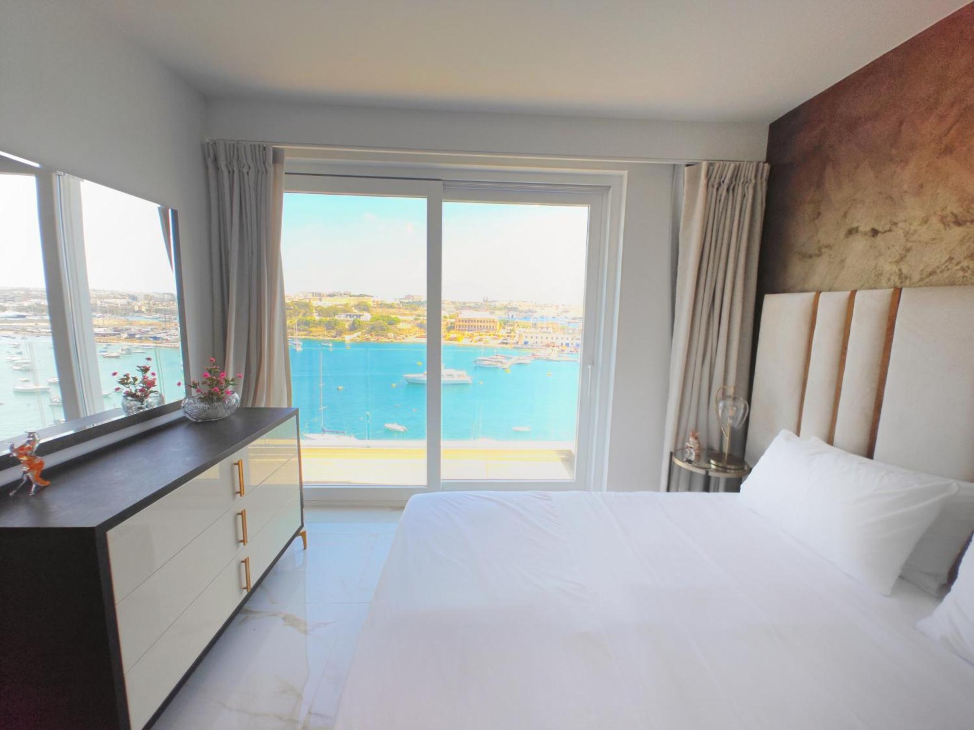 Luxury Living - Seafront Haven In - Malta *